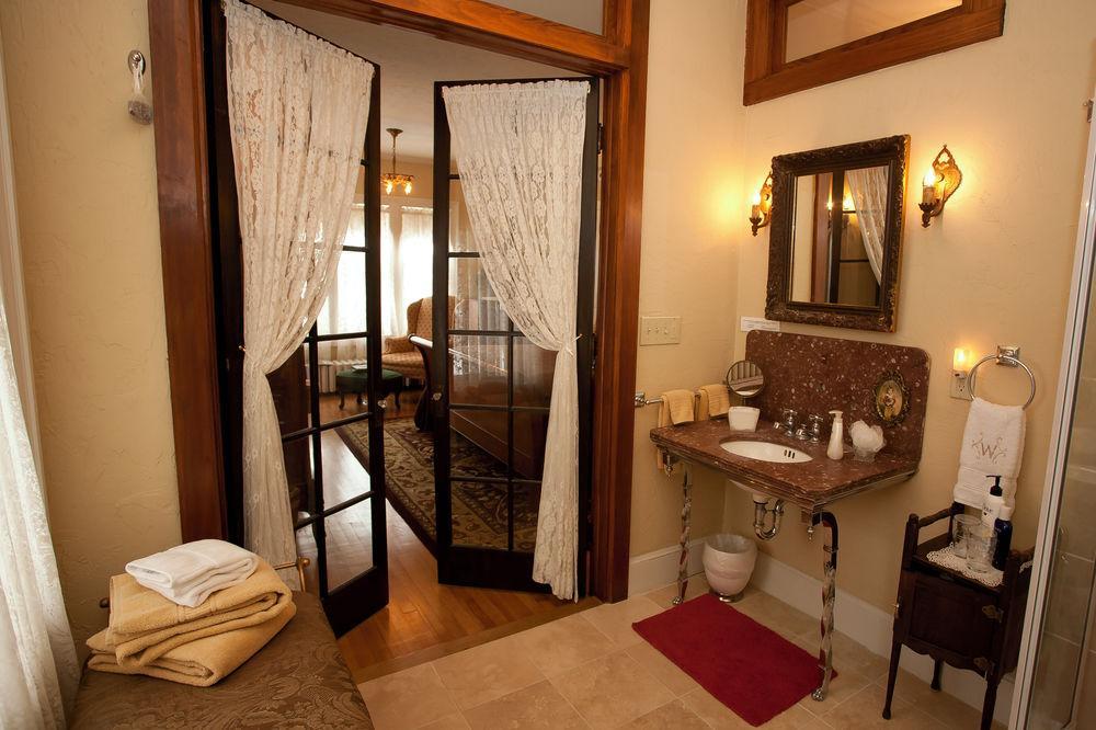 Westphal Mansion Inn Bed & Breakfast Hartford Exterior photo