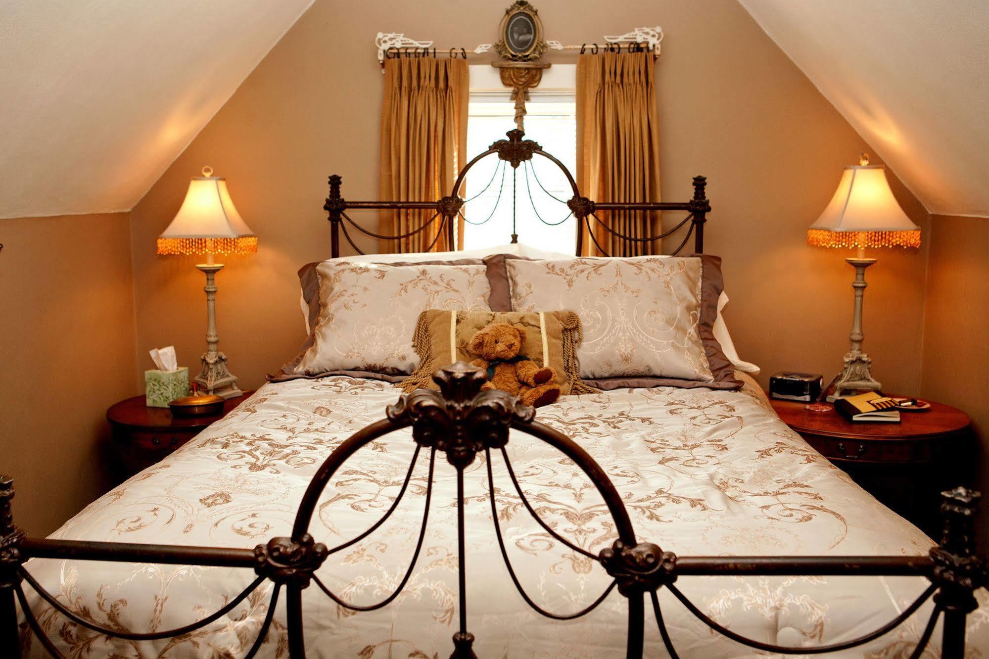 Westphal Mansion Inn Bed & Breakfast Hartford Exterior photo