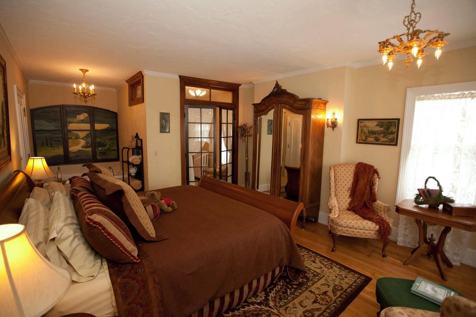 Westphal Mansion Inn Bed & Breakfast Hartford Exterior photo